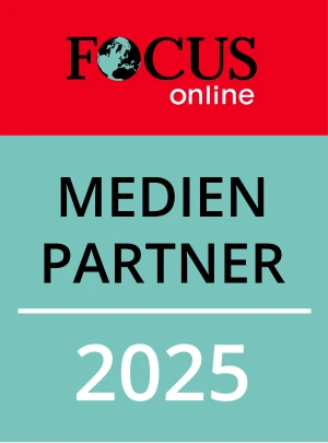 Siegel von Focus Online als Medienpartner 2025 in Rot und Türkis mit weißer Schrift.